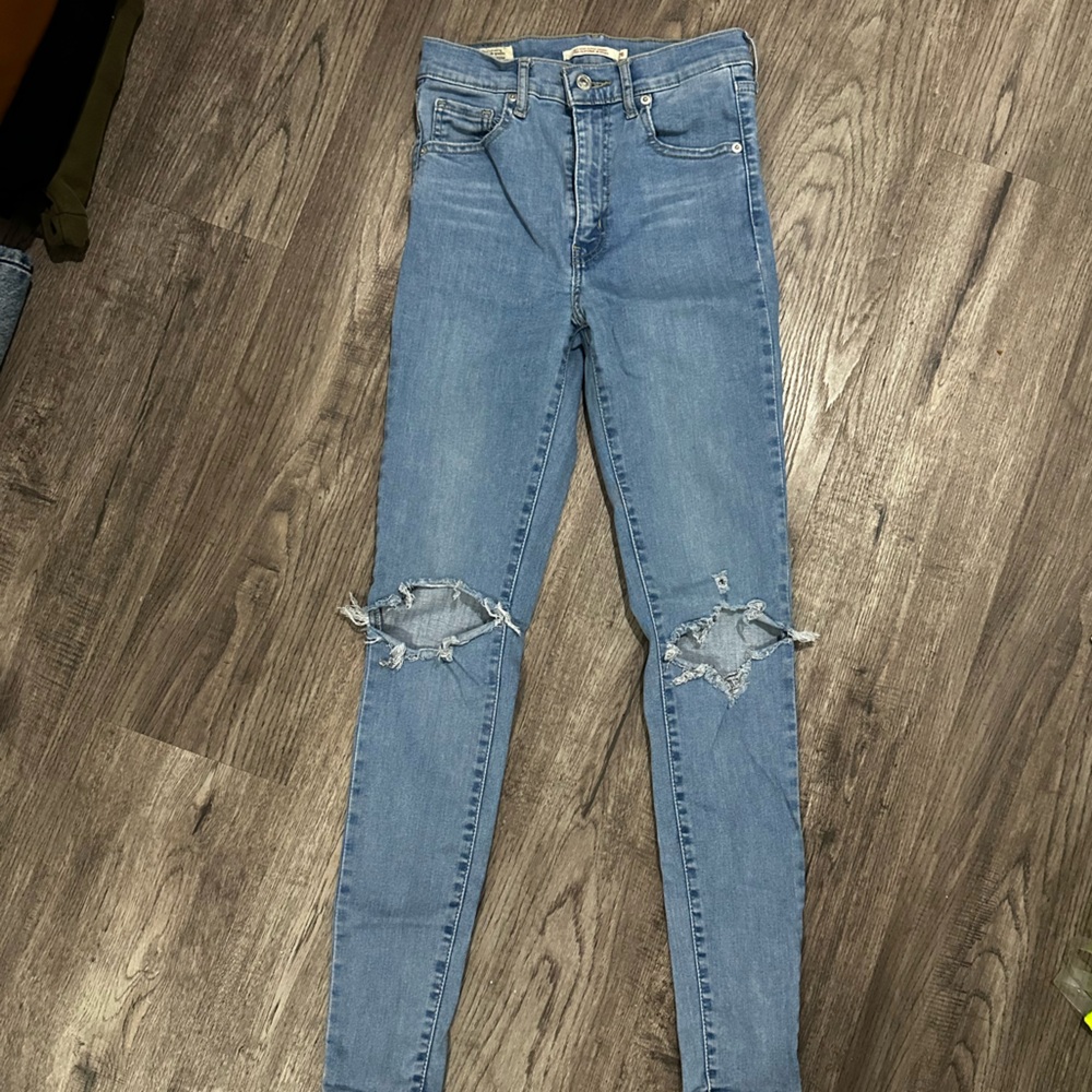 Levi Mile High Super Skinny *note threading in pocket*